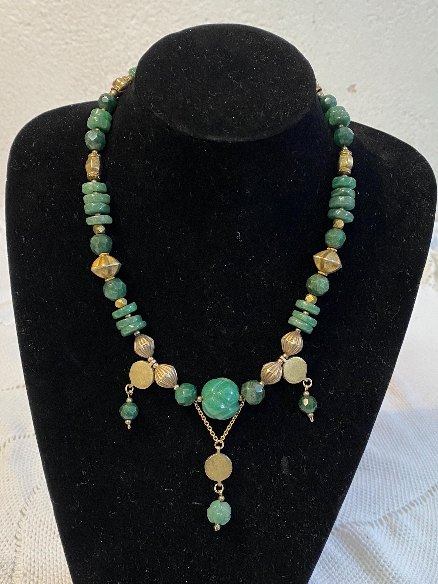 Collana etnica boho verde avorio 23 cm in vetro e ottone gioiello artigianale vintage anni 90 gipsy bohemian con ciondoli unici tribale boho