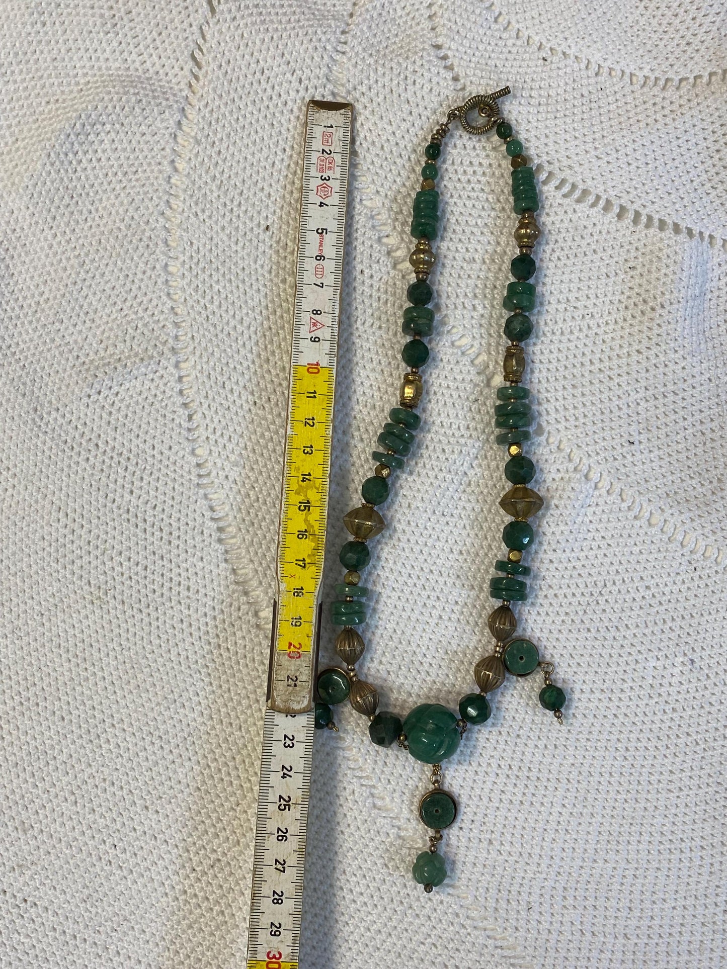 Collana etnica boho verde avorio 23 cm in vetro e ottone gioiello artigianale vintage anni 90 gipsy bohemian con ciondoli unici tribale boho
