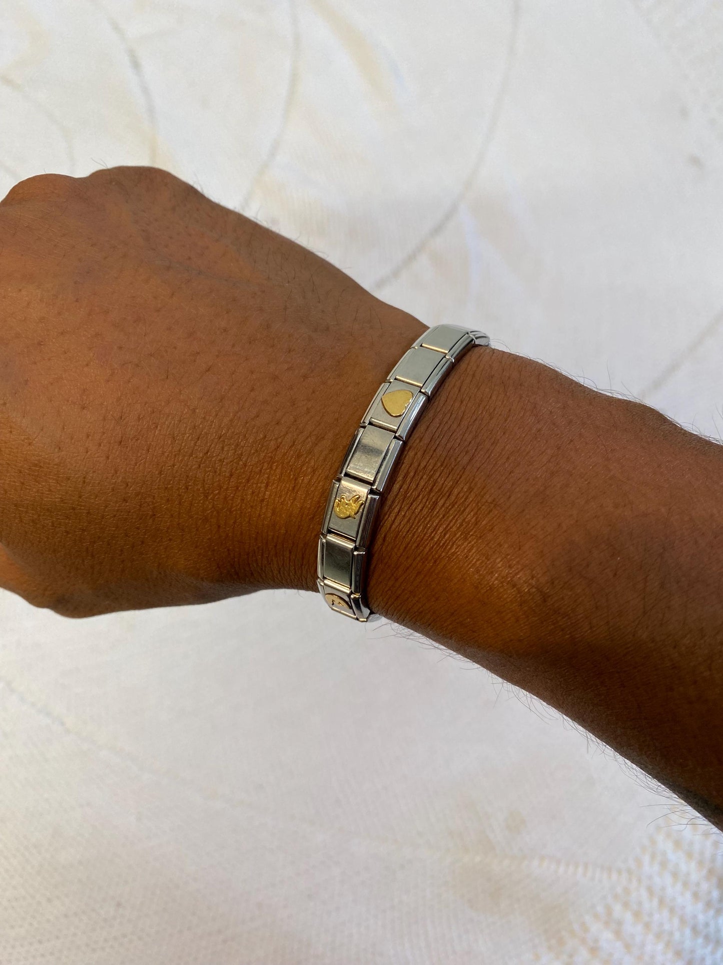 Bracciale vintage unisex elastico in acciaio con rilievi dorati e motivi geometrici  diametro 5 cm anni '90