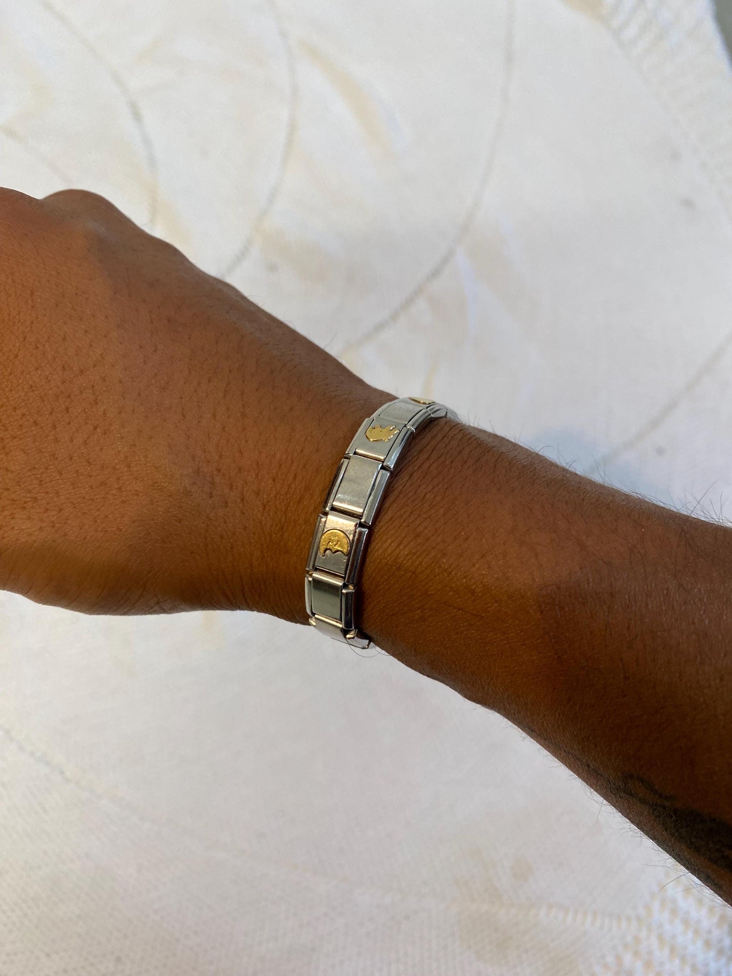 Bracciale vintage unisex elastico in acciaio con rilievi dorati e motivi geometrici  diametro 5 cm anni '90