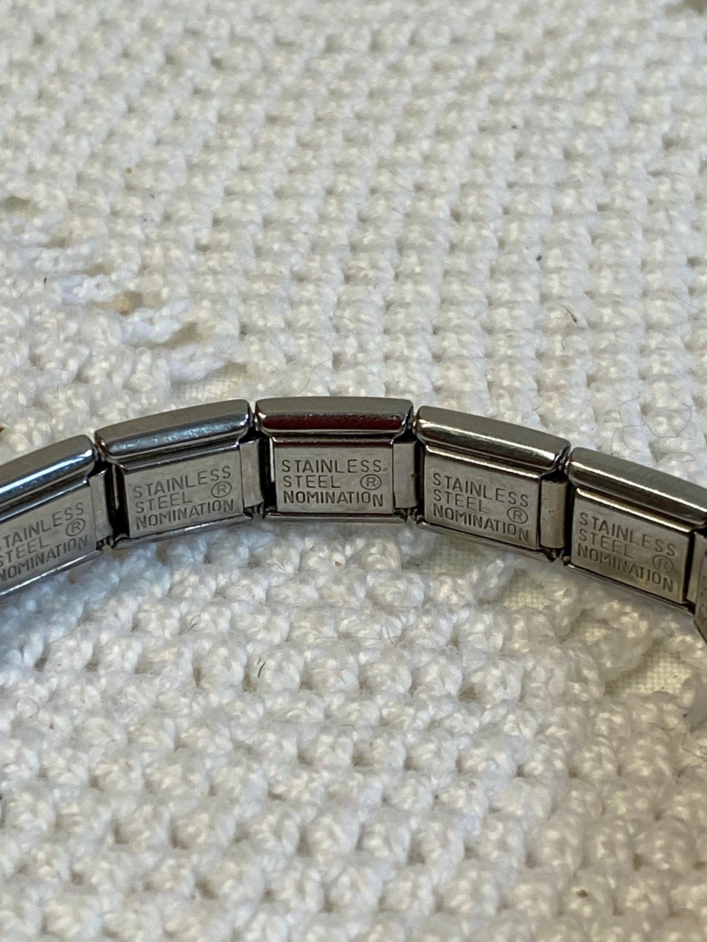 Bracciale vintage unisex elastico in acciaio con rilievi dorati e motivi geometrici  diametro 5 cm anni '90