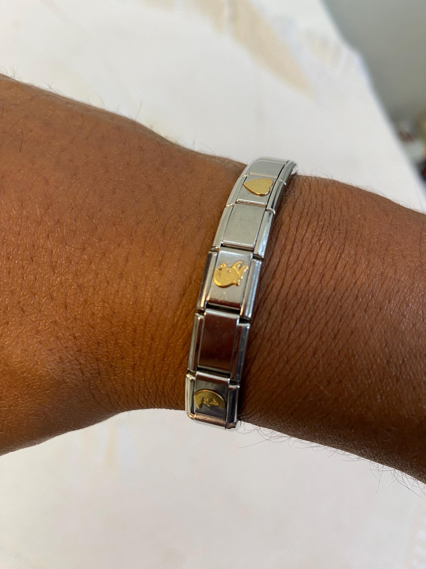 Bracciale vintage unisex elastico in acciaio con rilievi dorati e motivi geometrici  diametro 5 cm anni '90