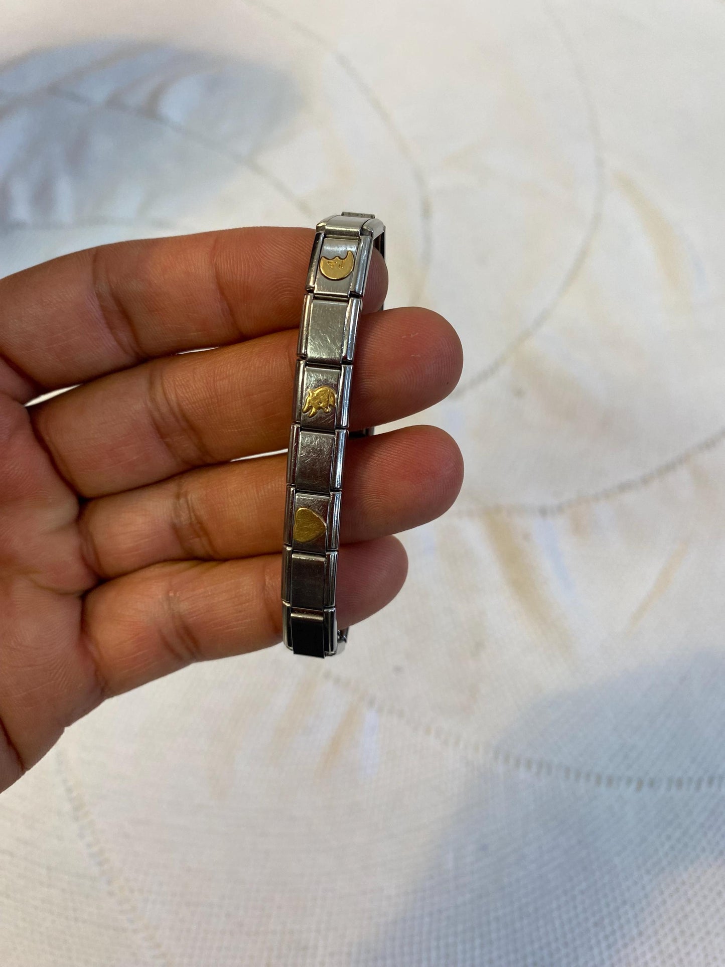 Bracciale vintage unisex elastico in acciaio con rilievi dorati e motivi geometrici  diametro 5 cm anni '90