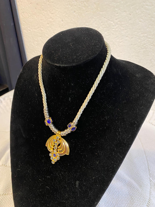 Collana vintage anni '90 24 cm con medaglione barocco in ottone dorato e strass viola  collana art nouveau con ciondolo cameo