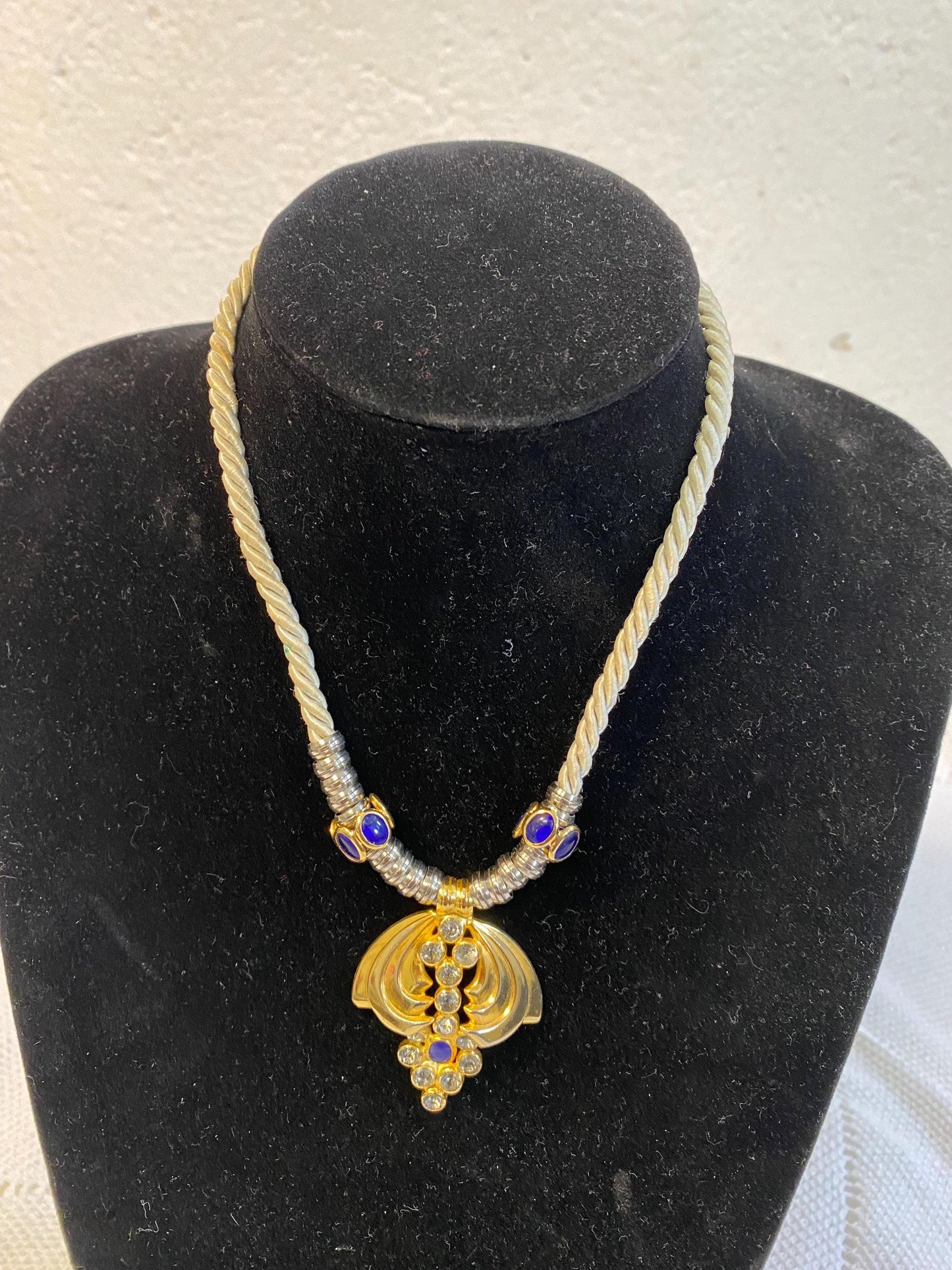 Collana vintage anni '90 24 cm con medaglione barocco in ottone dorato e strass viola  collana art nouveau con ciondolo cameo