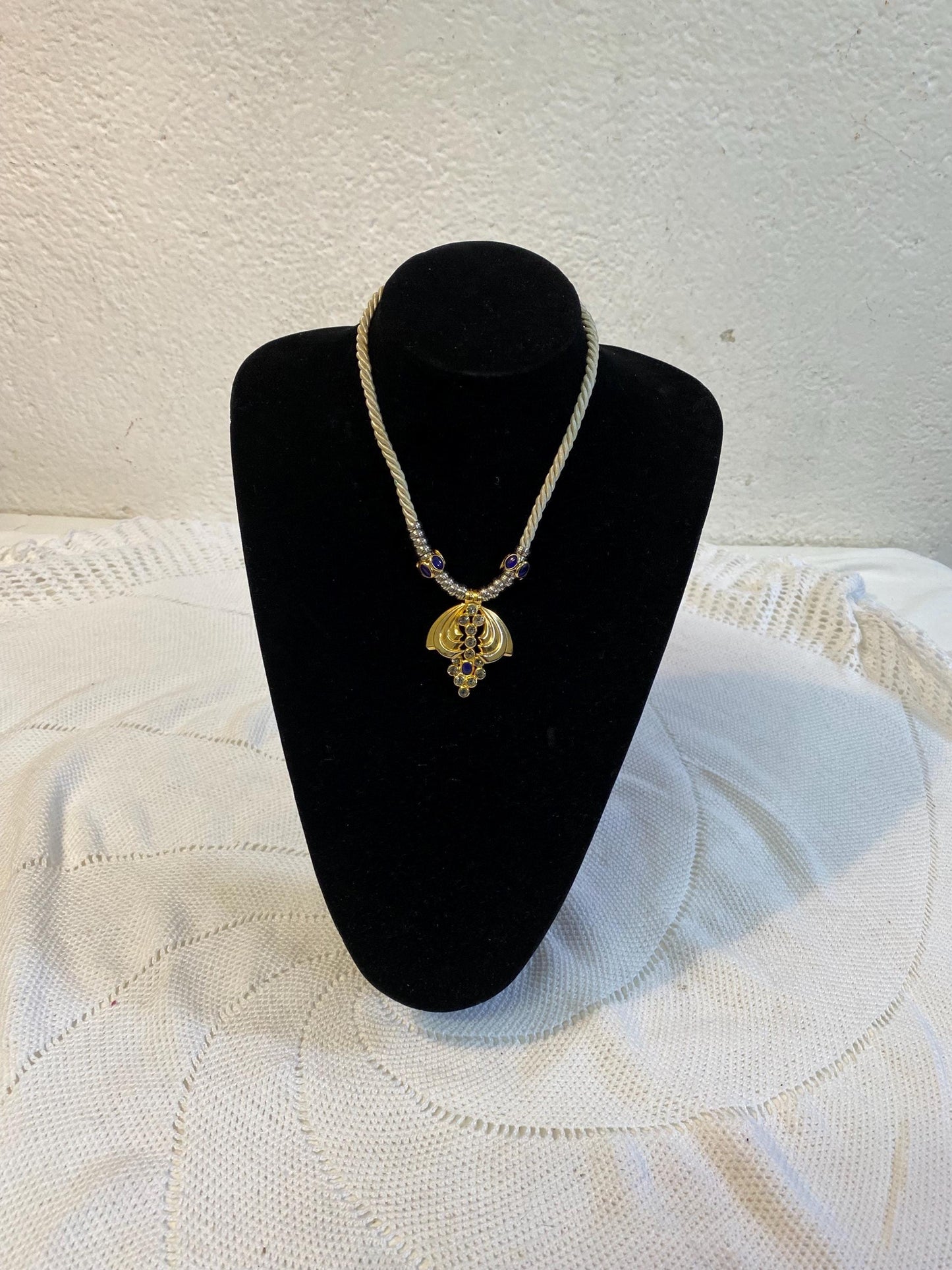 Collana vintage anni '90 24 cm con medaglione barocco in ottone dorato e strass viola  collana art nouveau con ciondolo cameo