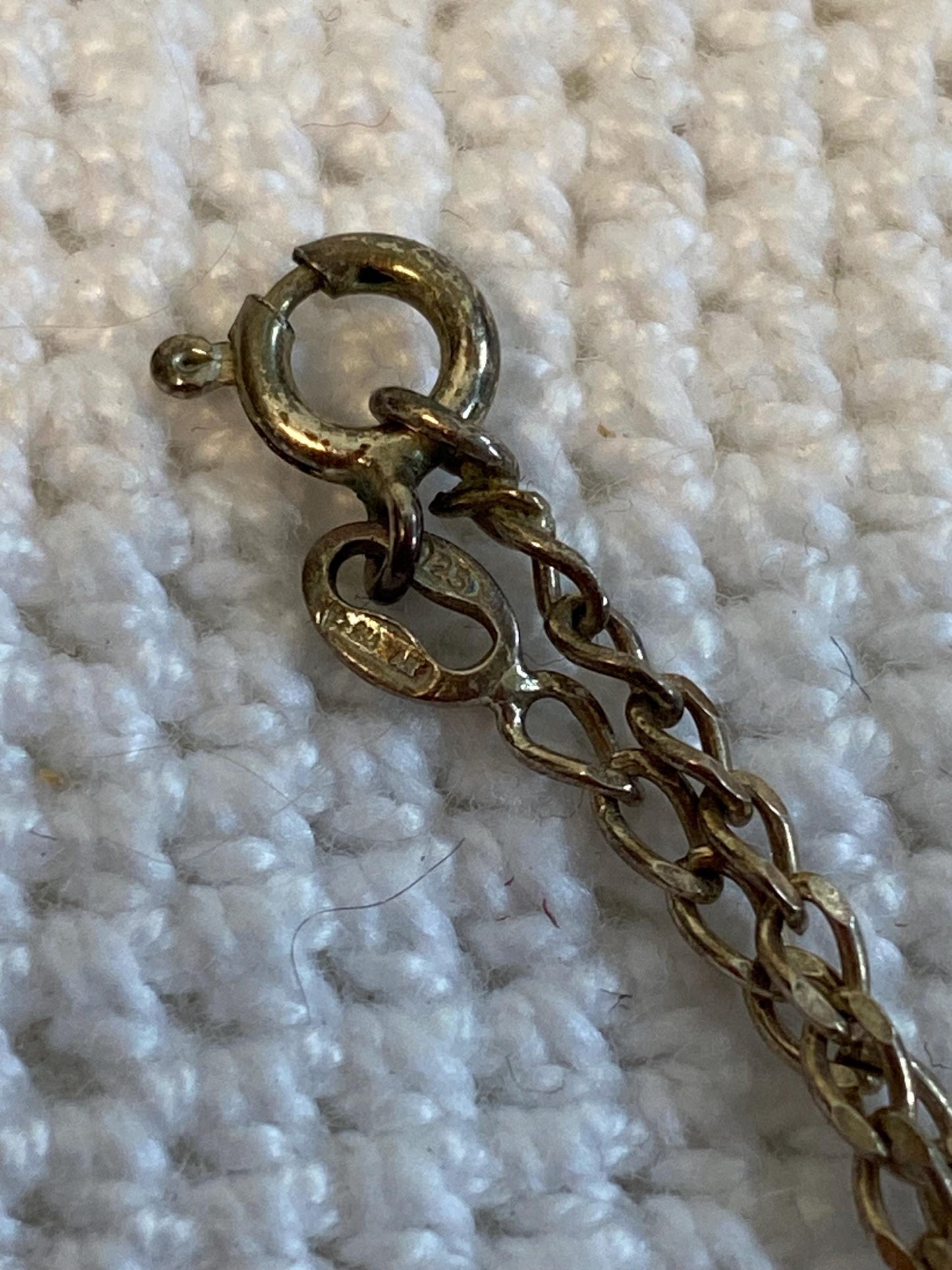 Collana vintage in argento 925 con pendente rettangolare martellato anni 70