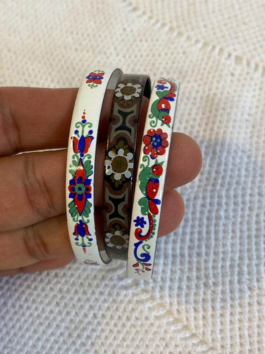 Set 3 bracciali rigidi vintage in metallo smaltato anni 80 nero e bianco con fiori diametro 7 cm 2.75 in e 6.5 cm 2.56 in