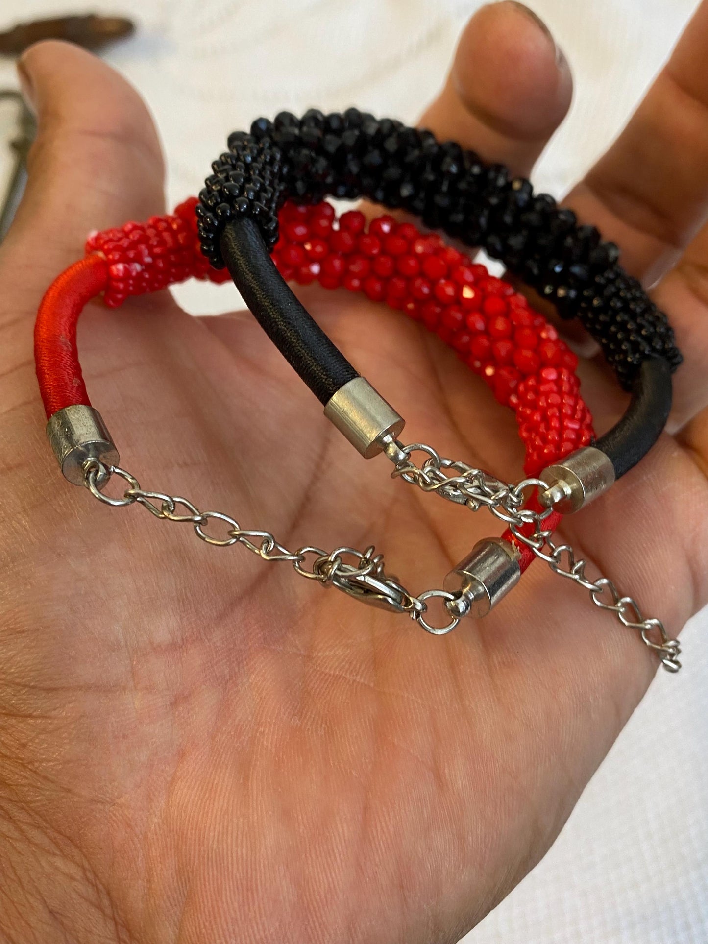 Coppia di bracciali regolabili in perline rosse e nere diametro 7 cm 2.75 in lavorati a mano anni 90 con catena