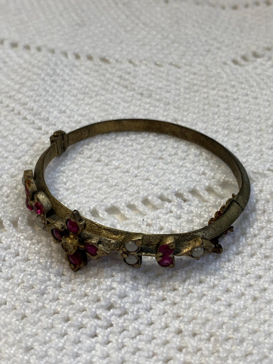 Bracciale rigido vintage in ottone argentato con pietre rosse e bianche, floreale, 5 cm, chiusura di sicurezza anni '50 charm