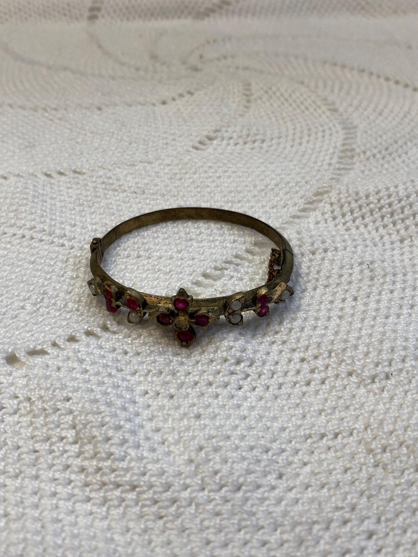 Bracciale rigido vintage in ottone argentato con pietre rosse e bianche, floreale, 5 cm, chiusura di sicurezza anni '50 charm