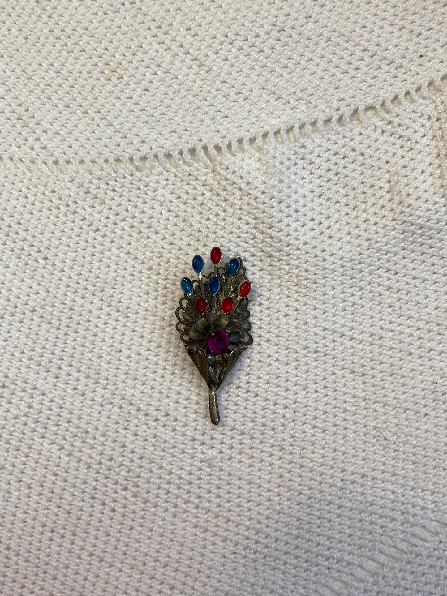 Spilla bouquet anni 50 in argento traforato con cabochon vetro rossi-blu,design Mid-Century da 6 cm  gioiello vintage raro e collezionabile