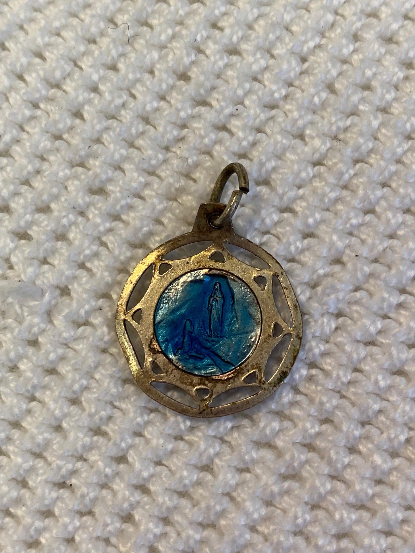 Medaglietta vintage Madonna Lourdes placcata argento 2 cm | Smalto blu su metallo traforato | Articolo religioso da collezione