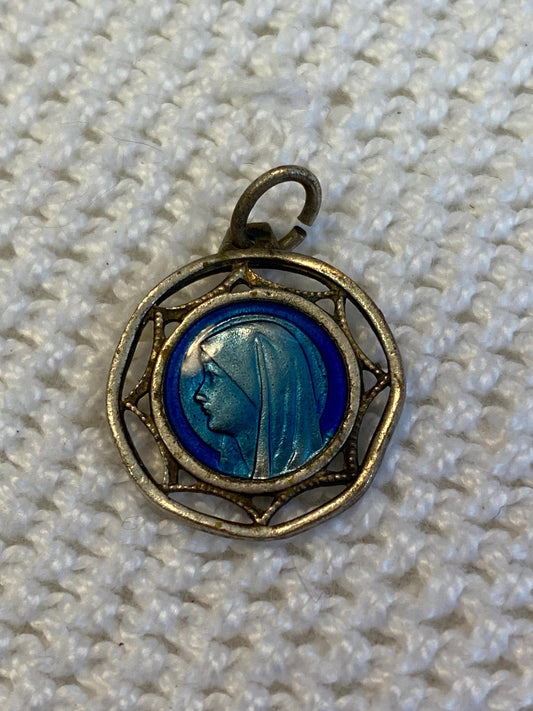 Medaglietta vintage Madonna Lourdes placcata argento 2 cm | Smalto blu su metallo traforato | Articolo religioso da collezione