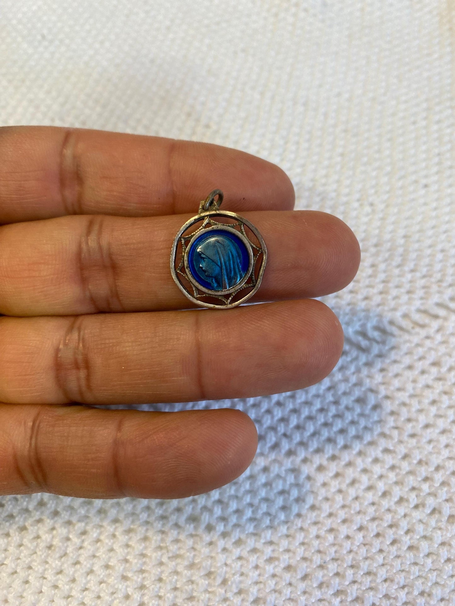 Medaglietta vintage Madonna Lourdes placcata argento 2 cm | Smalto blu su metallo traforato | Articolo religioso da collezione
