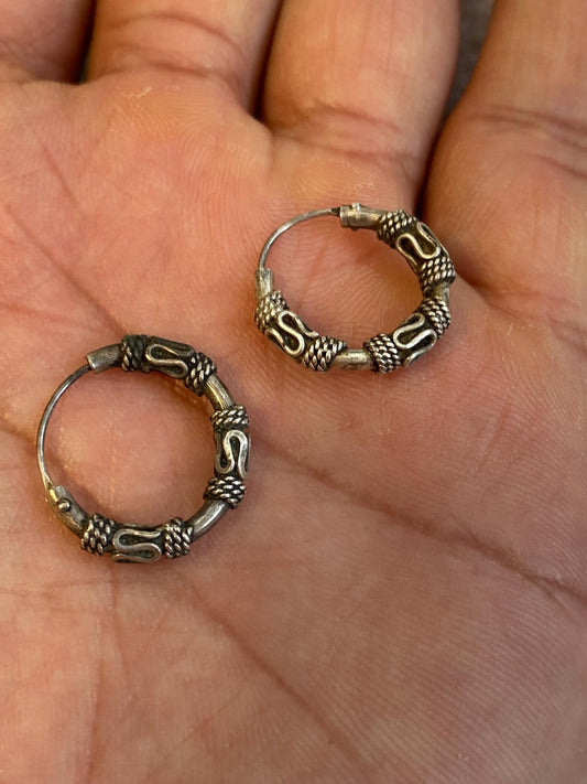 Orecchini vintage in argento antico 1,5 cm | Cerchi etnici lavorati a mano stile Bali | Gioielli boho unisex per lobo o cartilagine