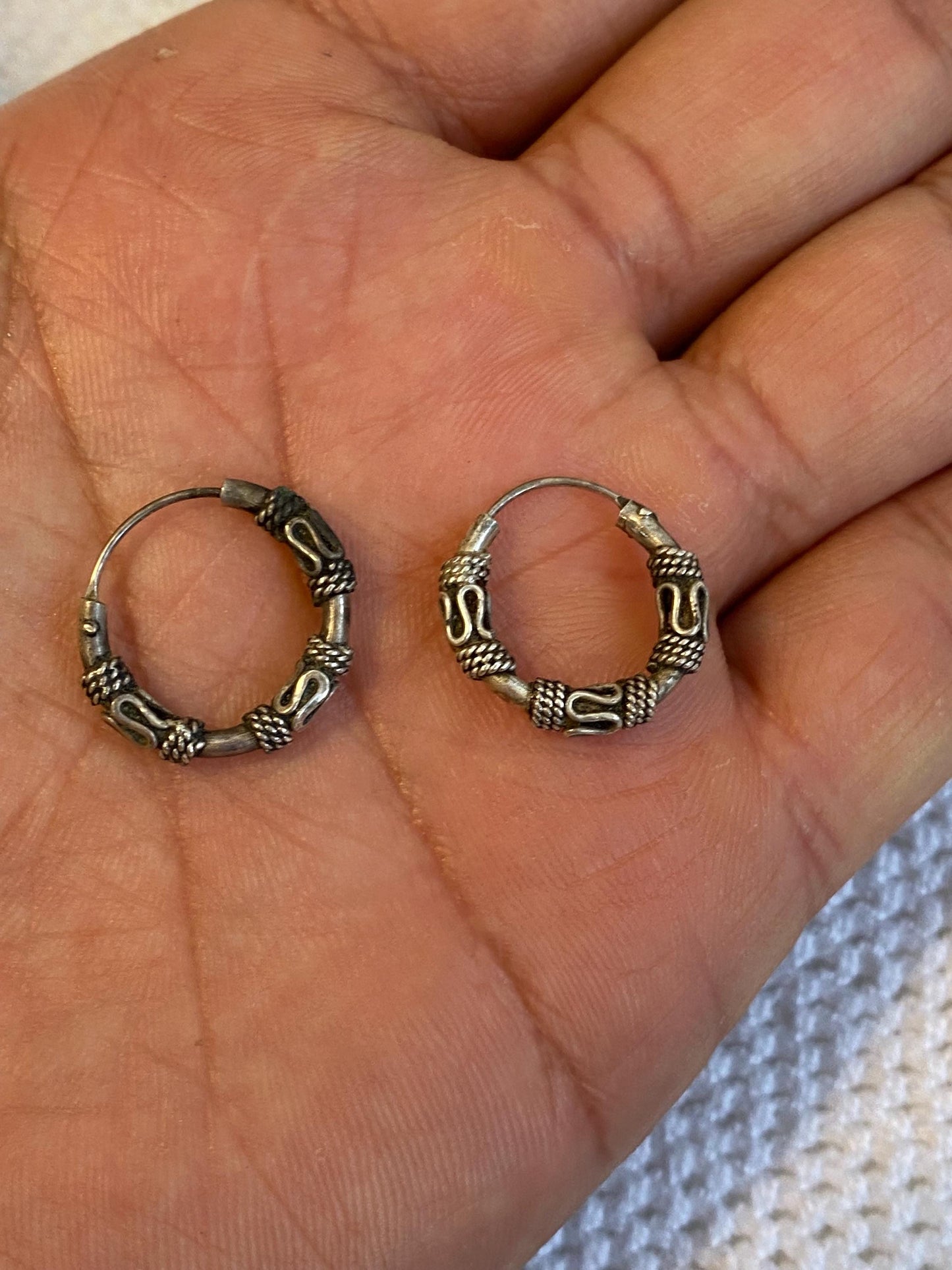 Orecchini vintage in argento antico 1,5 cm | Cerchi etnici lavorati a mano stile Bali | Gioielli boho unisex per lobo o cartilagine