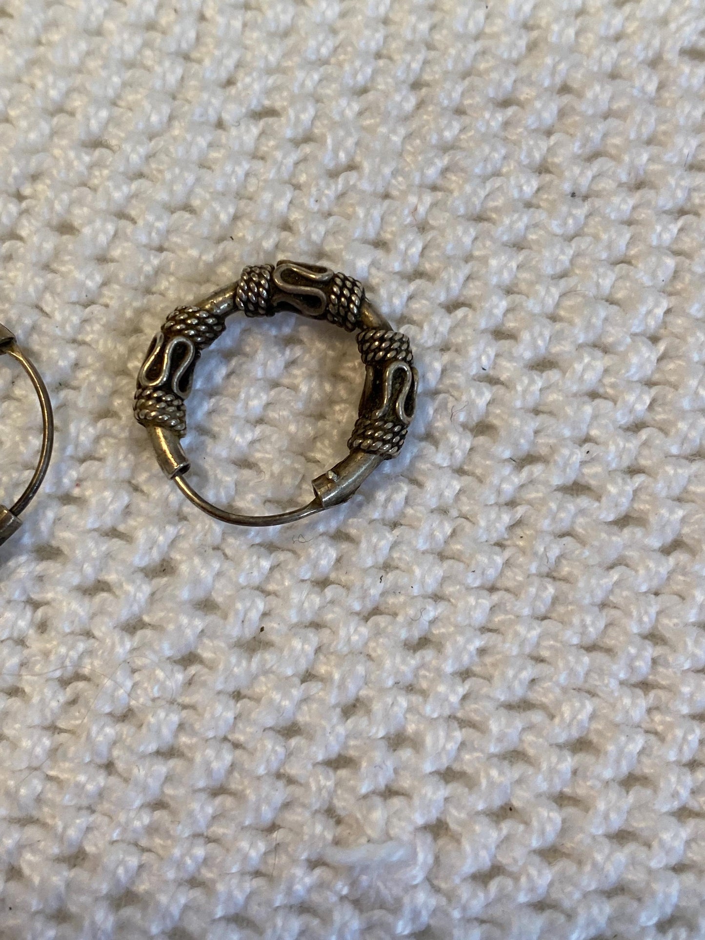 Orecchini vintage in argento antico 1,5 cm | Cerchi etnici lavorati a mano stile Bali | Gioielli boho unisex per lobo o cartilagine
