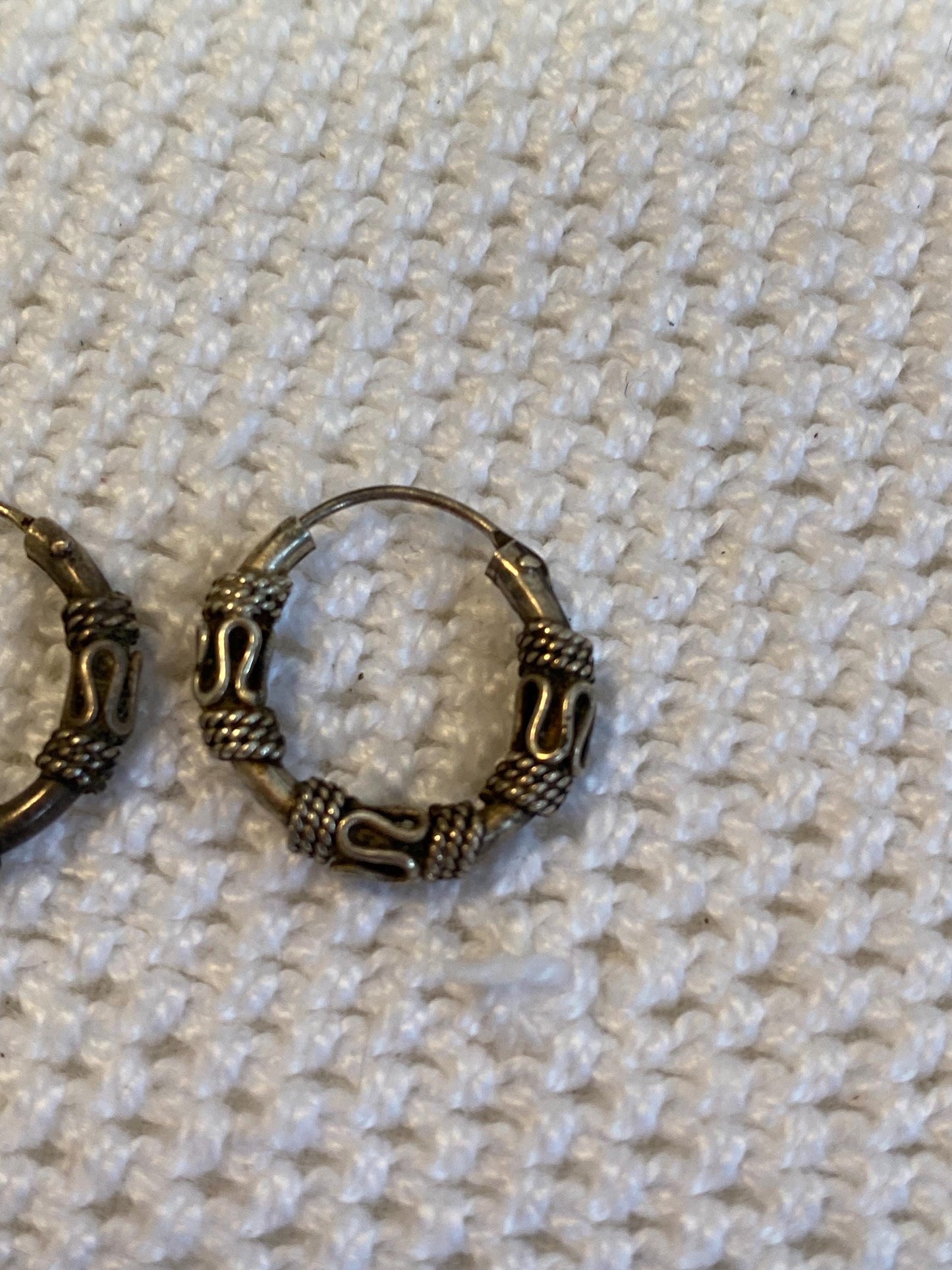 Orecchini vintage in argento antico 1,5 cm | Cerchi etnici lavorati a mano stile Bali | Gioielli boho unisex per lobo o cartilagine