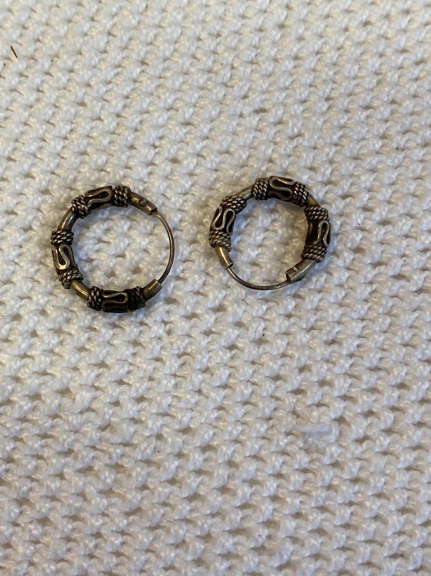 Orecchini vintage in argento antico 1,5 cm | Cerchi etnici lavorati a mano stile Bali | Gioielli boho unisex per lobo o cartilagine