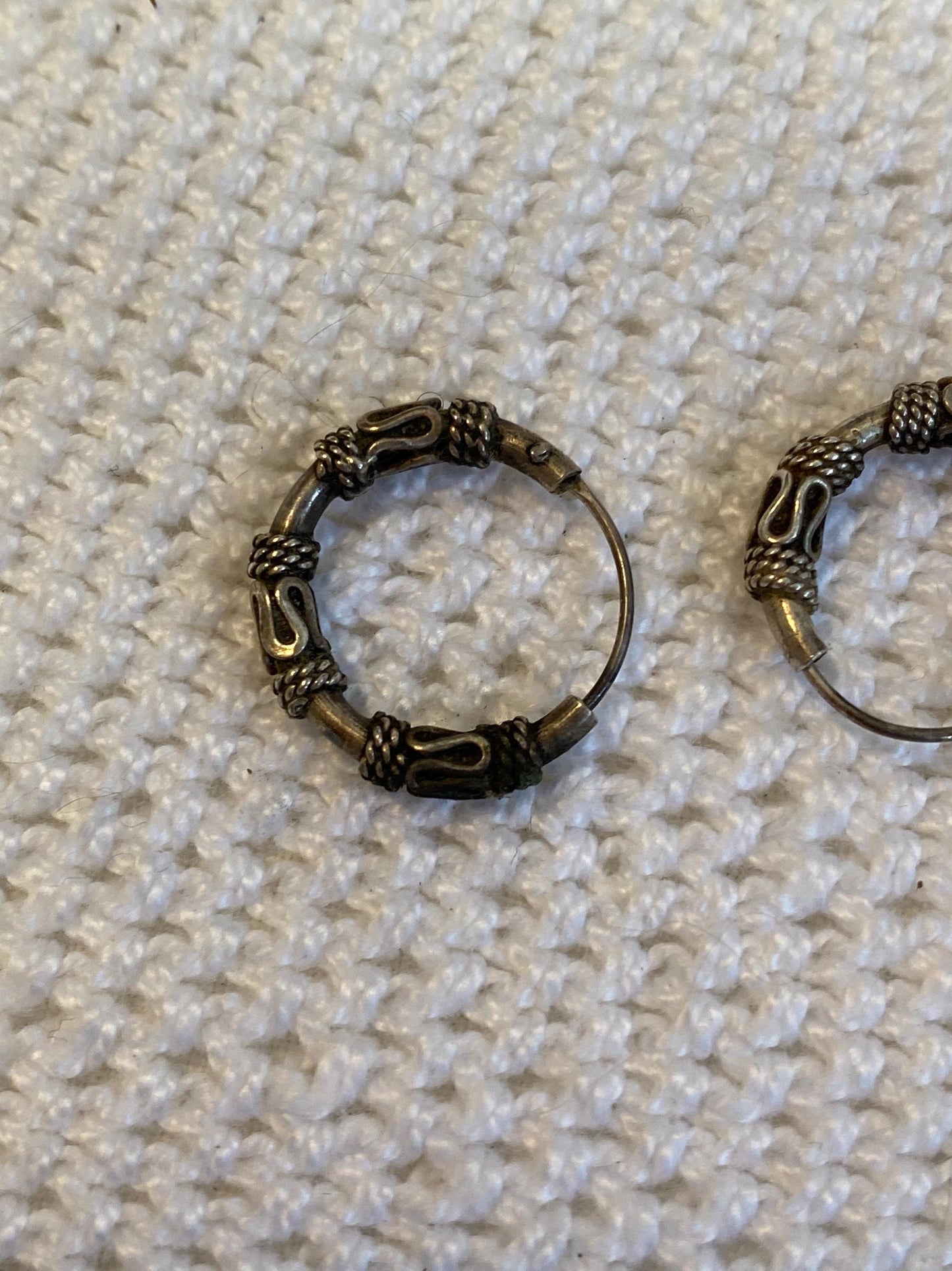 Orecchini vintage in argento antico 1,5 cm | Cerchi etnici lavorati a mano stile Bali | Gioielli boho unisex per lobo o cartilagine