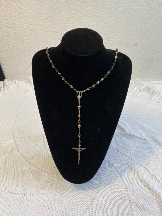 Collana vintage anni 50 con perle plastica Aurora Borealis 6 mm, crocifisso peltro Italia 50 cm, devozione cattolica, regalo da collezione
