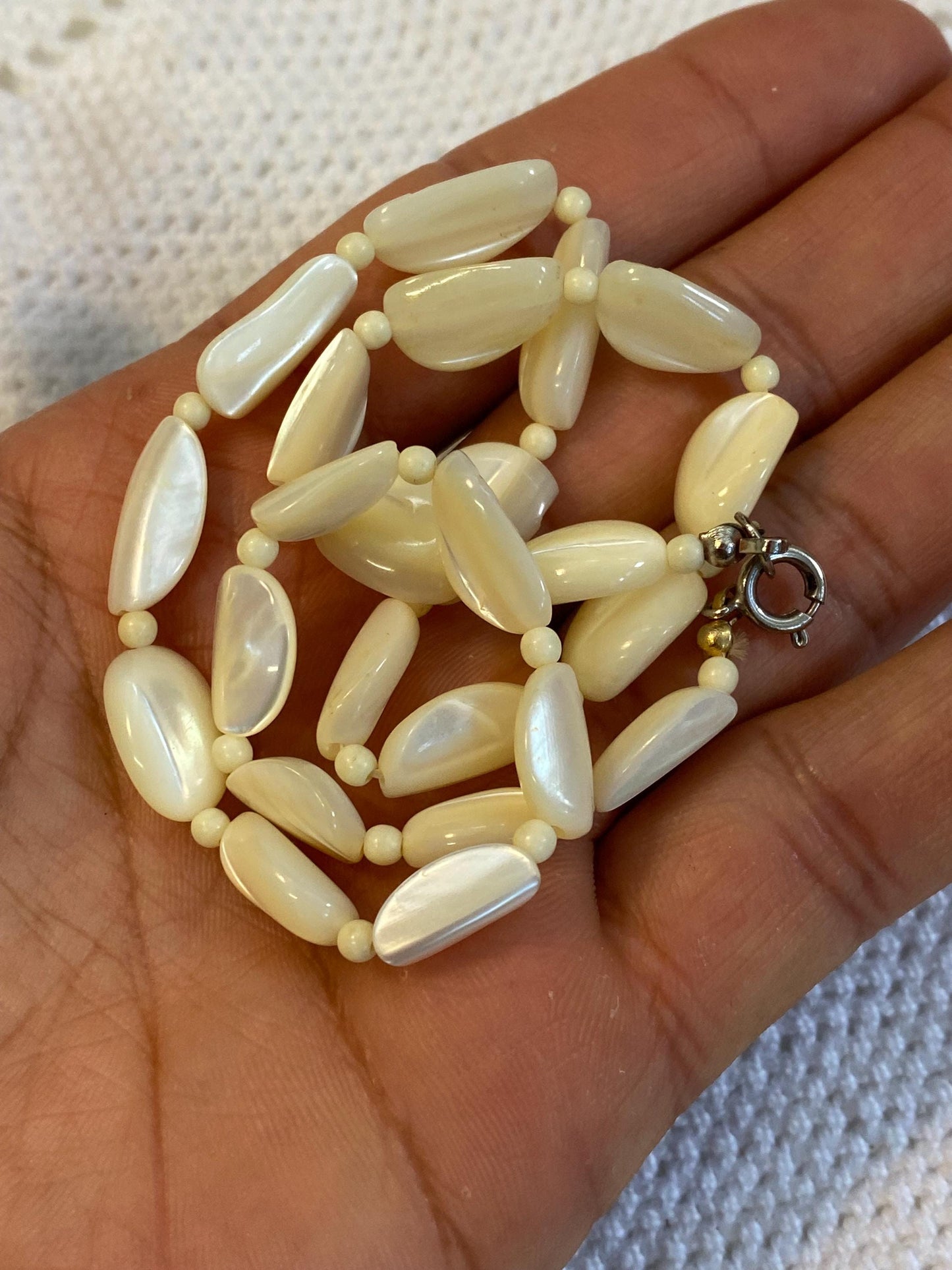 Collana vintage madreperla crema 40 cm | perle ovali anni 60 choker boho | gioiello seashell unico regalo estate handmade luminoso